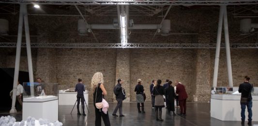 Luce e ombra alla Florence Biennale 2025, che assegna un premio speciale a Tim Burton Florence Biennale 2023