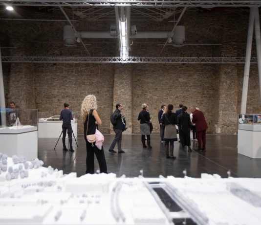 Luce e ombra alla Florence Biennale 2025, che assegna un premio speciale a Tim Burton Florence Biennale 2023