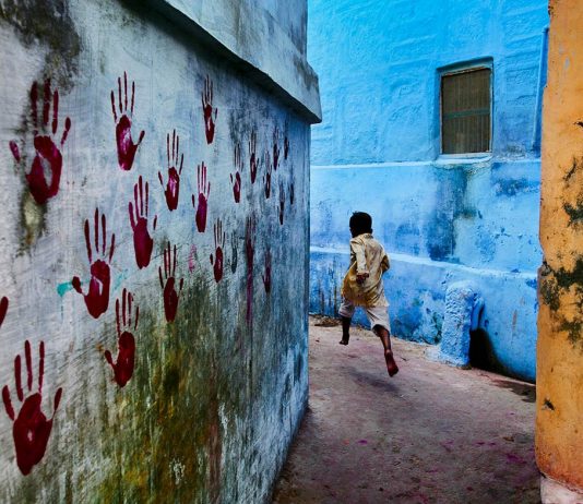 Icone e orizzonti remoti di Steve McCurry, in una doppia mostra a Biella Steve McCurry