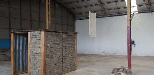 Memorie rurali in un ex capannone industriale di Napoli: il progetto di Irene Macalli Irene Macalli, Archivio rurale - Un muro di terra, Capnapoliest, veduta dell'installazione, Napoli, 2025