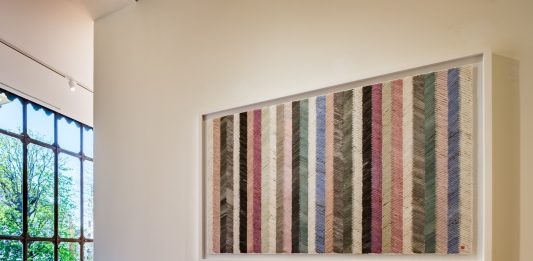 Tra silenzi e strati di carta: la ritualità di Minjung Kim rallenta il caos della metropoli Minjung Kim