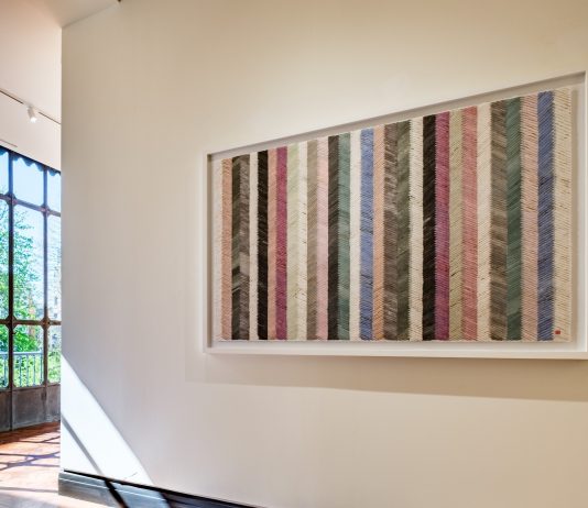 Tra silenzi e strati di carta: la ritualità di Minjung Kim rallenta il caos della metropoli Minjung Kim