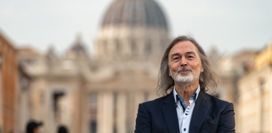 Intervista all’artista russo Nikas Safronov: l’arte come ponte tra culture e spiritualità