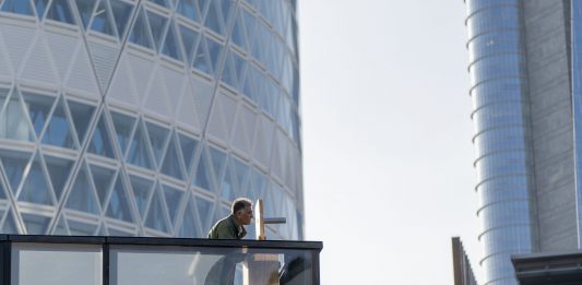 Un angolo di sospensione nella Milano che cambia: il belvedere di Ramak Fazel per Volvo Studio Ramak Fazel, All the Feels, within an Evolving Landscape, Volvo Studio, Milano, 2025