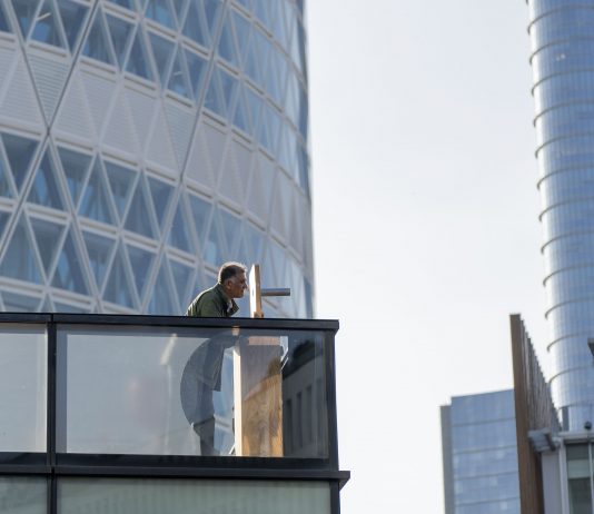 Un angolo di sospensione nella Milano che cambia: il belvedere di Ramak Fazel per Volvo Studio Ramak Fazel, All the Feels, within an Evolving Landscape, Volvo Studio, Milano, 2025