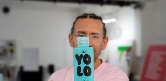 Scoperto un colore che non si può vedere: un artista ha provato a ricrearlo Stuart Semple con un esemplare di colore Yolo. Courtesy Stuart Semple