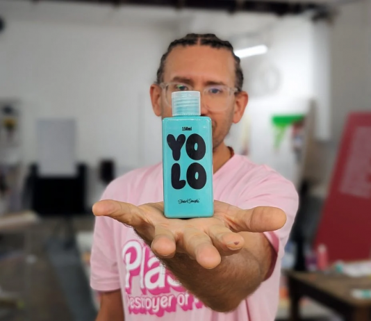 Scoperto un colore che non si può vedere: un artista ha provato a ricrearlo Stuart Semple con un esemplare di colore Yolo. Courtesy Stuart Semple