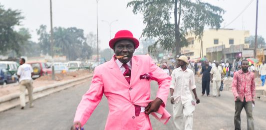 Nel sud del mondo la moda diventa un gesto radicale: viaggio visivo di Daniele Tamagni