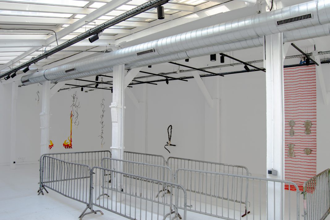 04_EXHIBITION VIEWS_ph Aline Khieu Même si les statues meurent, veduta della mostra, Espace Parallèle, Parigi, 2025, ph. Aline Khieu