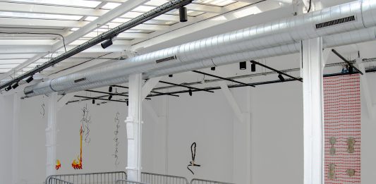 Riscrivere il presente, attraverso frammenti di passato: la mostra a Parigi Même si les statues meurent, veduta della mostra, Espace Parallèle, Parigi, 2025, ph. Aline Khieu