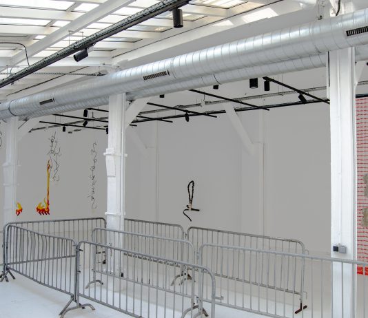 Riscrivere il presente, attraverso frammenti di passato: la mostra a Parigi Même si les statues meurent, veduta della mostra, Espace Parallèle, Parigi, 2025, ph. Aline Khieu