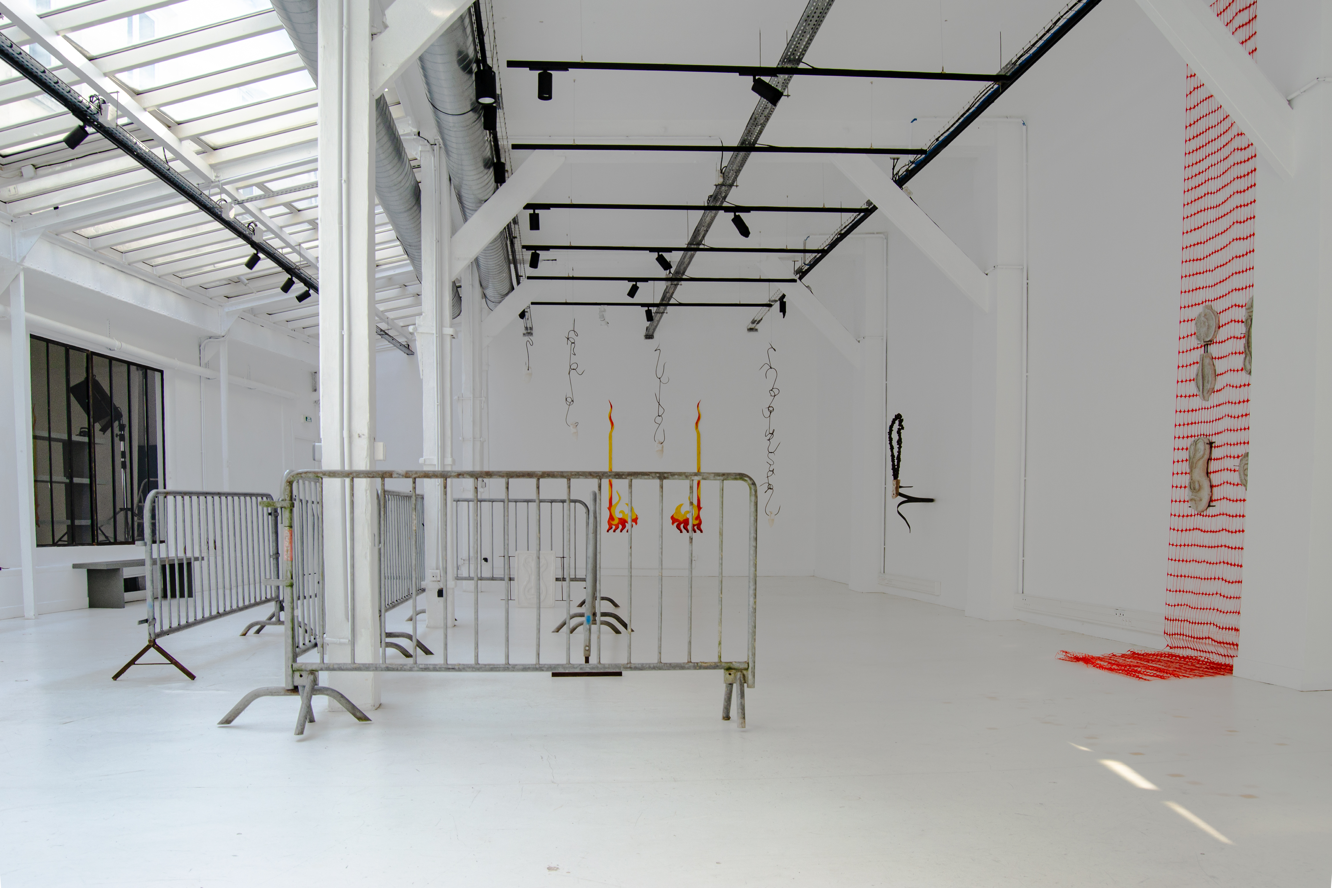 Même si les statues meurent, veduta della mostra, Espace Parallèle, Parigi, 2025, ph. Aline Khieu