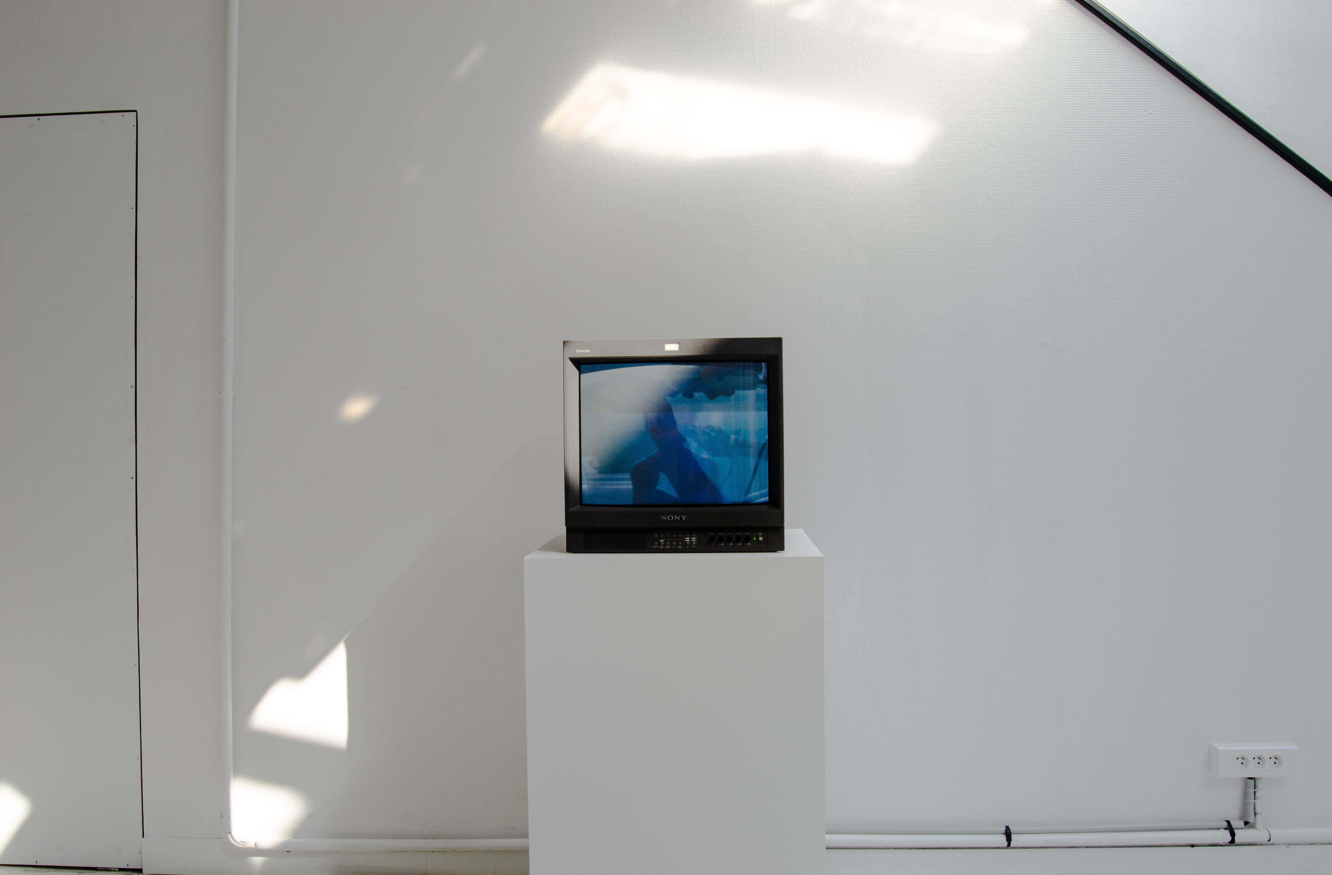 Même si les statues meurent, veduta della mostra, Espace Parallèle, Parigi, 2025, ph. Aline Khieu