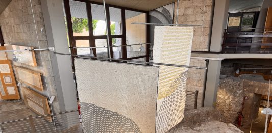 Tradizione tessile sarda e ricerca contemporanea, negli arazzi di Paulina Herrera Letelier Paulina Herrera Letelier, Veduta dell’esposizione, courtesy Museo Etnografico Regionale Collezione Luigi Cocco - ISRE