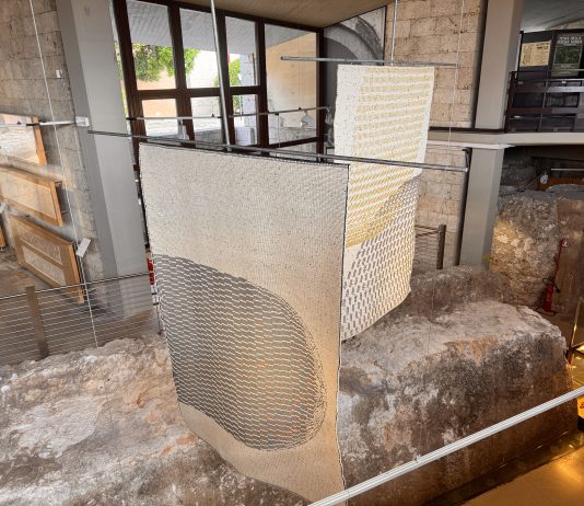 Tradizione tessile sarda e ricerca contemporanea, negli arazzi di Paulina Herrera Letelier Paulina Herrera Letelier, Veduta dell’esposizione, courtesy Museo Etnografico Regionale Collezione Luigi Cocco - ISRE