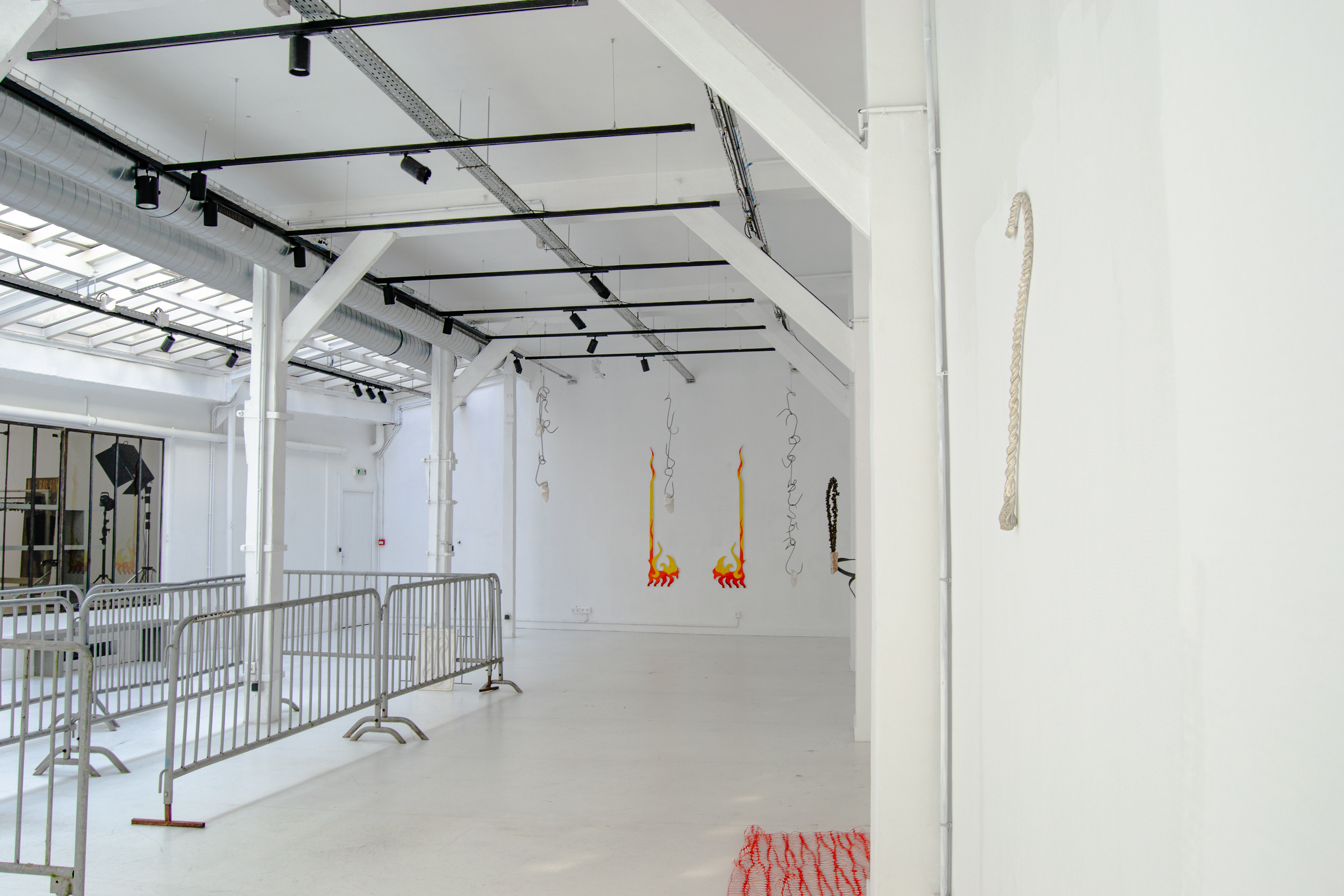 Même si les statues meurent, veduta della mostra, Espace Parallèle, Parigi, 2025, ph. Aline Khieu