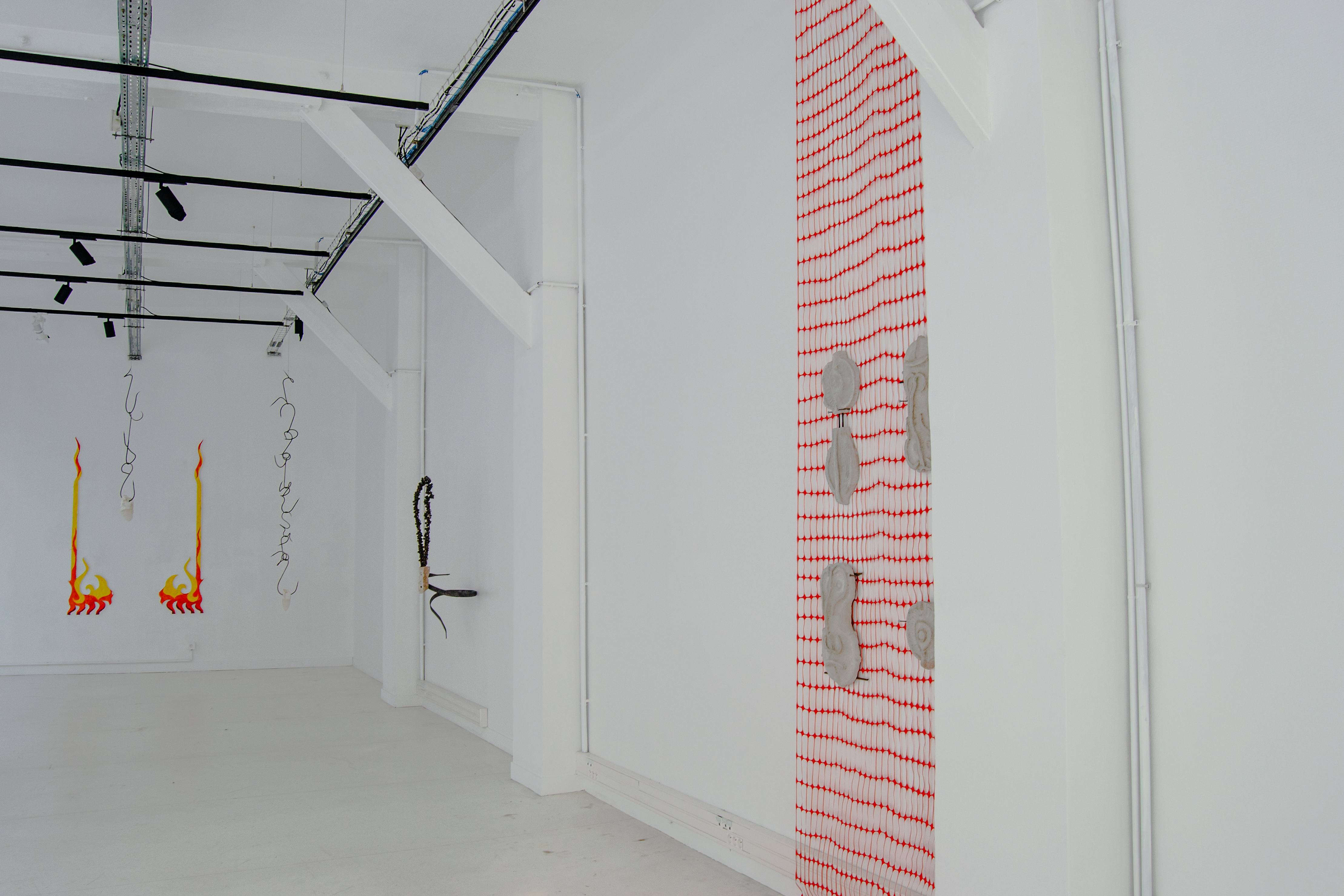 Même si les statues meurent, veduta della mostra, Espace Parallèle, Parigi, 2025, ph. Aline Khieu