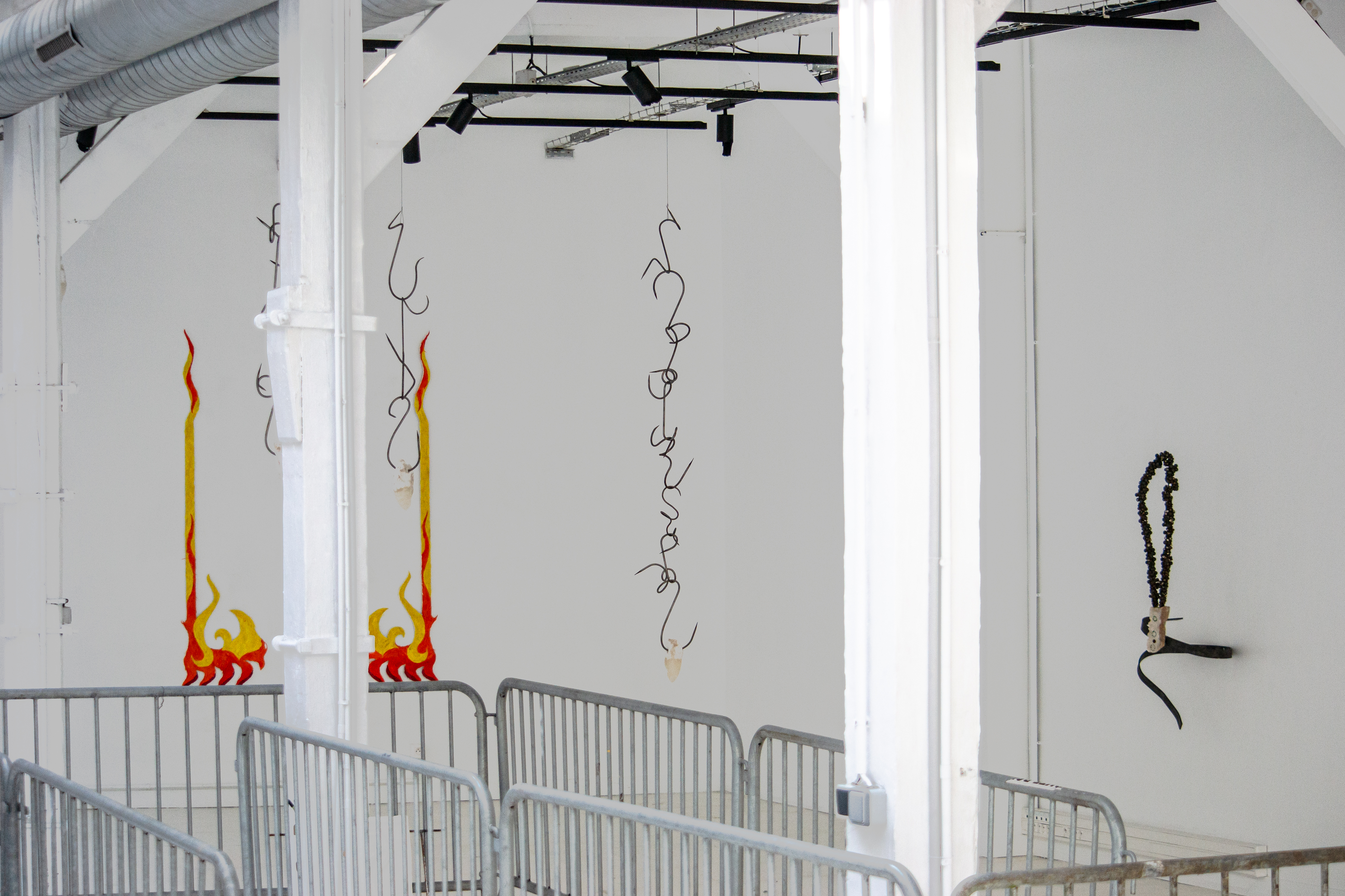 Même si les statues meurent, veduta della mostra, Espace Parallèle, Parigi, 2025, ph. Aline Khieu