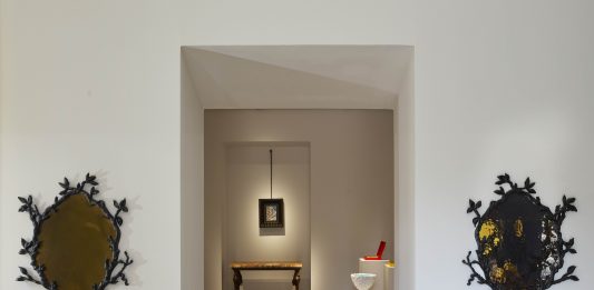 Tilda Swinton mette in mostra l’eleganza retrofuturista di Marianna Kennedy Marianna Kennedy, Supersonic Medieval, veduta della mostra a cura di Tilda Swinton, Christie's Parigi, 2025, ph. Annie Schlechter