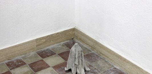 Adrián S. Bará, il corpo umano è un’architettura vulnerabile: la mostra a Cagliari