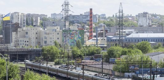Una poesia visiva di Barbara Kruger viaggia su un treno in Ucraina