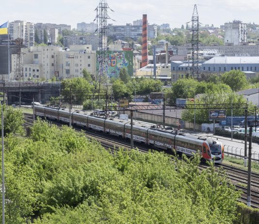 Una poesia visiva di Barbara Kruger viaggia su un treno in Ucraina