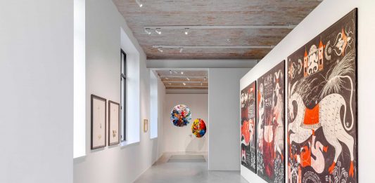 Dove non sono mai stato, là sono, dall’8 maggio al 6 luglio 2025, negli spazi di Fondazione Elpis a MIlano, la mostra dedicata ai primi cinque anni di vita di Una Boccata d’Arte