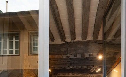 La Galleria d’Arte Irena Kos di Pietrasanta rende disponibile il proprio spazio espositivo