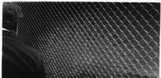 Un attimo da cui sfuggire: la poetica fotografica di Guido Guidi in mostra a Milano