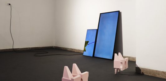 «Il tempo inizia a profumare quando acquista una durata»: una mostra a Venezia per indugiare sulle cose