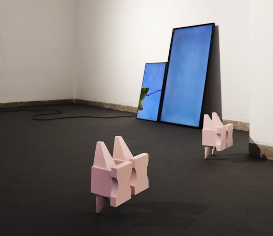 «Il tempo inizia a profumare quando acquista una durata»: una mostra a Venezia per indugiare sulle cose