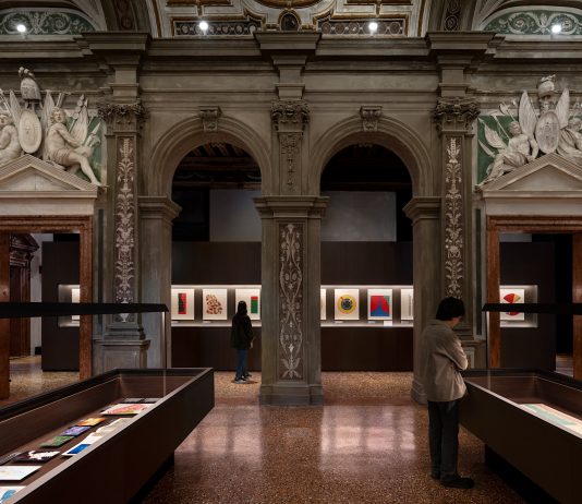 Leggere (e costruire) il mondo come un diagramma: la ricerca dello studio AMO/OMA alla Fondazione Prada di Venezia