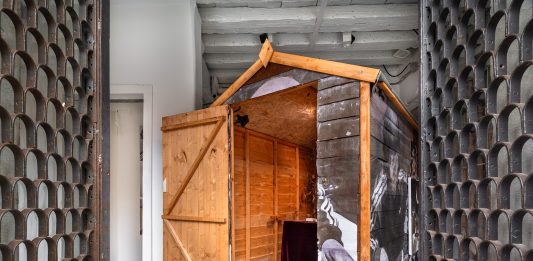 John Robinson, “The Shed”: dove l’arte ti guarda finché smetti di fingere