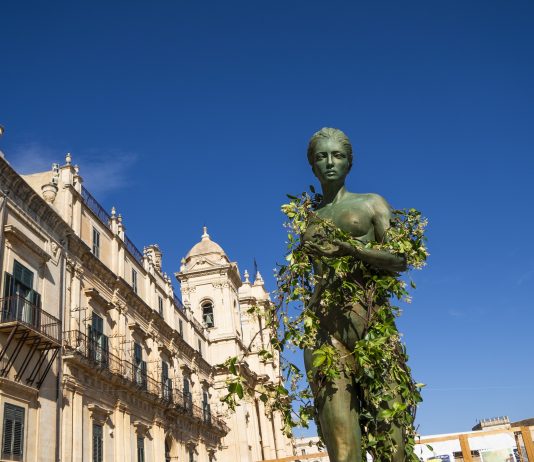 Arte contemporanea nel Barocco siciliano: la prima Fuori Infiorata di Noto Fuori Infiorata, Noto, 2025