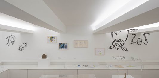 Ritrovare l’infanzia nel disegno: Petrit Halilaj rilegge Alberto Giacometti Alberto Giacometti, Petrit Halilaj, Installation views della mostra Nous construisions un fantastique palais la nuit…, Istituto Giacometti, Parigi. Courtesy Fondazione Giacometti