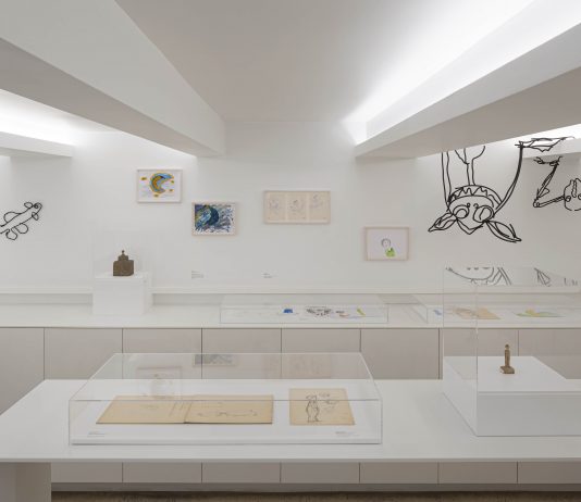 Ritrovare l’infanzia nel disegno: Petrit Halilaj rilegge Alberto Giacometti Alberto Giacometti, Petrit Halilaj, Installation views della mostra Nous construisions un fantastique palais la nuit…, Istituto Giacometti, Parigi. Courtesy Fondazione Giacometti