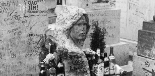 Ritrovato a Parigi il busto funebre di Jim Morrison, scomparso da 37 anni