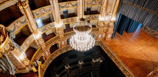 Per Barclay trasfigura il Teatro della Reggia di Caserta con il suo Abisso Per Barclay, Abisso, Teatro di Corte, Reggia di Caserta, veduta dell'installazione, 2025, ph. Marco Ferraro