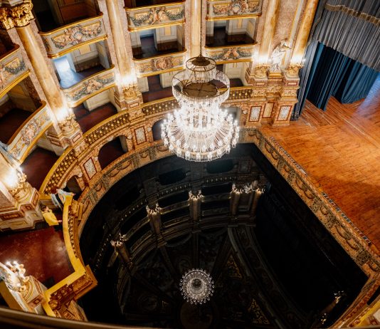 Per Barclay trasfigura il Teatro della Reggia di Caserta con il suo Abisso Per Barclay, Abisso, Teatro di Corte, Reggia di Caserta, veduta dell'installazione, 2025, ph. Marco Ferraro