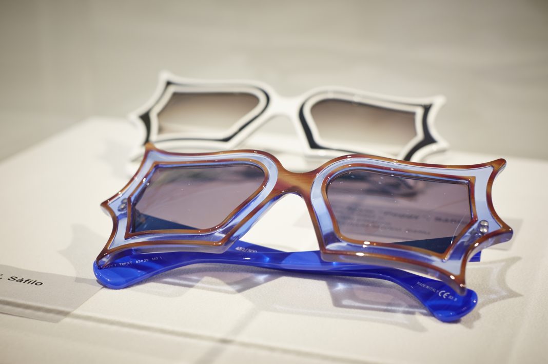 THE LENS OF TIMEhttps://www.exibart.com/repository/media/2025/05/Occhiali-PEGGY-Safilo.-Italia-1990-c.-Materale-plastico.-Coll.-Archivio-storico-Safilo-1068x709.jpg