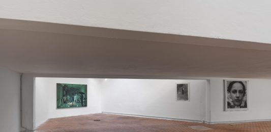 L’artista Roberto Cuoghi ha curato a Milano una mostra che sembra la trama di un giallo LGUDGN71R23D341C, a cura di Roberto Cuoghi, Ordet, 2025. Courtesy Luigi D’Eugenio e Ordet, Milano. Foto: Nicola Gnesi