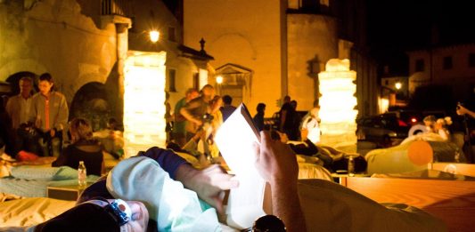 Pierluigi Slis, l’arte come piega inattesa: tra tracce, scudi e frammenti