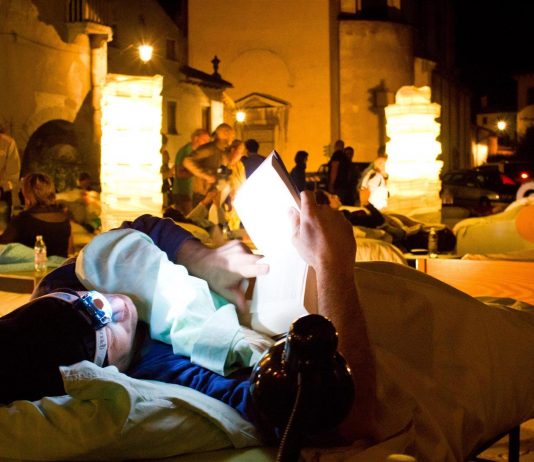 Pierluigi Slis, l’arte come piega inattesa: tra tracce, scudi e frammenti