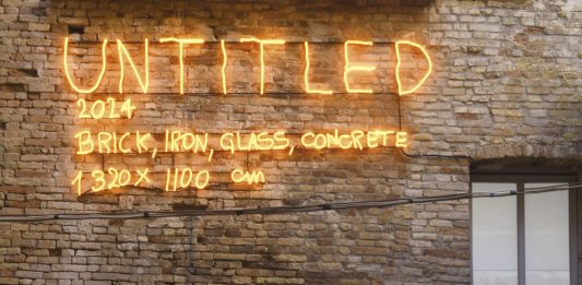 Untitled, l’opera al neon di Vedovamazzei per Città Sant’Angelo