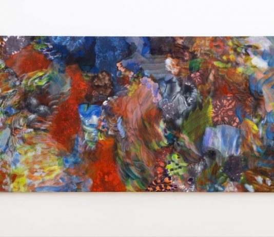 Il paesaggio come respiro vitale, nella pittura dell’artista portoghese Ana Manso Ana Manso, cornucopia, 2025, tie-dye, acrilico e olio su tela di cotone, cm 130 x 250. Photo: Danilo Donzelli