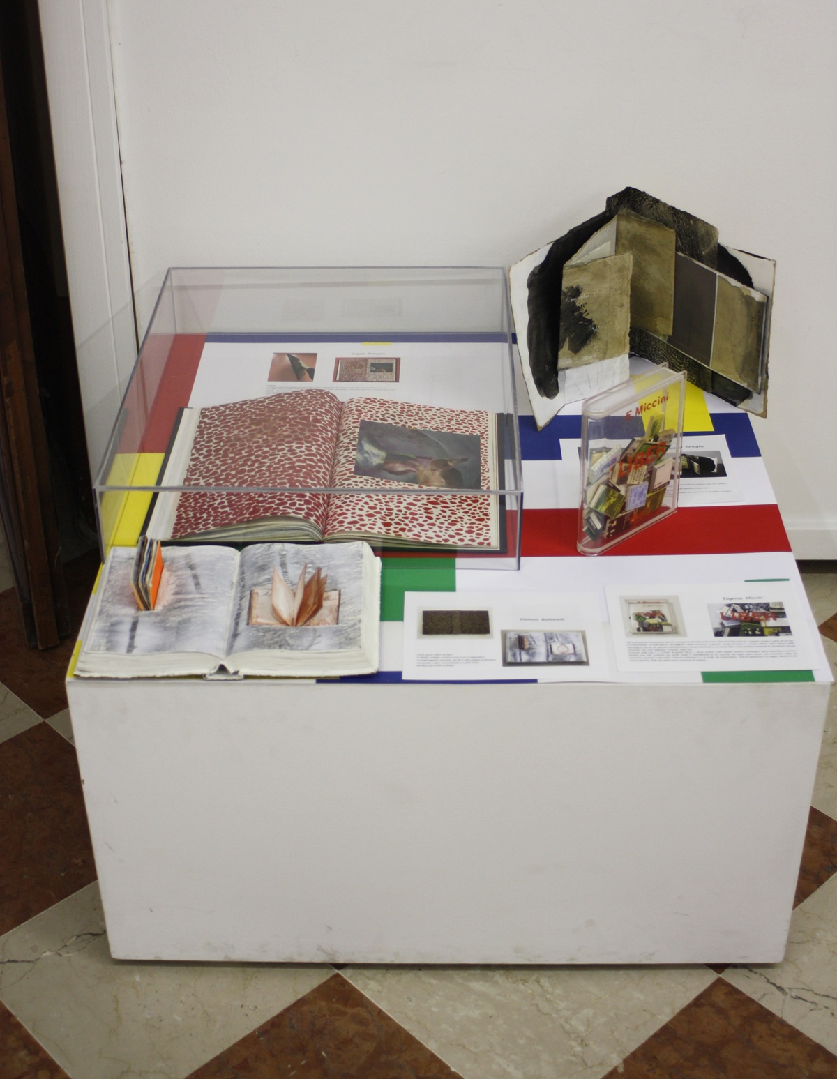 Arte racchiusa tra le pagine di un libro, veduta della mostra, Palazzo Bertazzoli, Bagnolo Mella, 2025