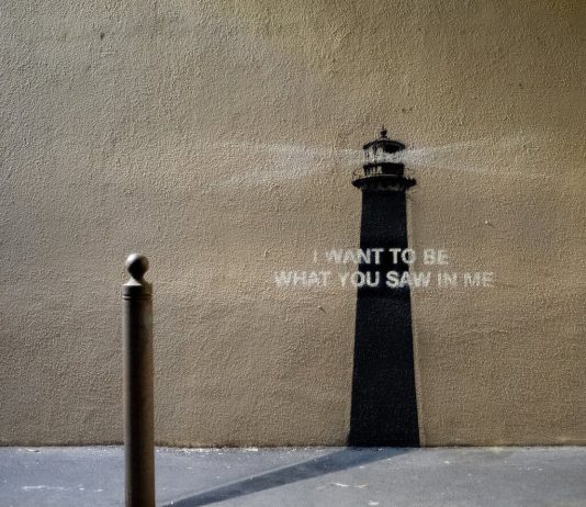 Banksy torna con un faro e un’ombra: cosa significa la nuova opera