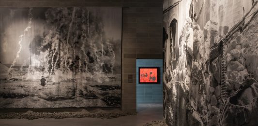 A Bergamo le opere di oltre trenta artisti internazionali riflettono sulla devastazione della guerra e sull’utopia della pace de bello