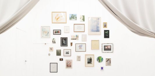 Una mostra da Pianobi, a Roma, esplora le affinità elettive tra artisti e curatori