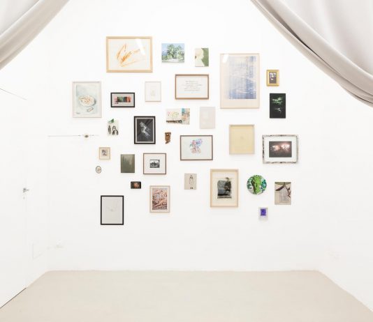 Una mostra da Pianobi, a Roma, esplora le affinità elettive tra artisti e curatori